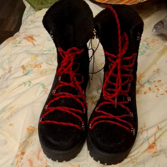 BRAND,NEW NEVER WORN,BLACK HIKING BOOTS! - Picture 2 of 4